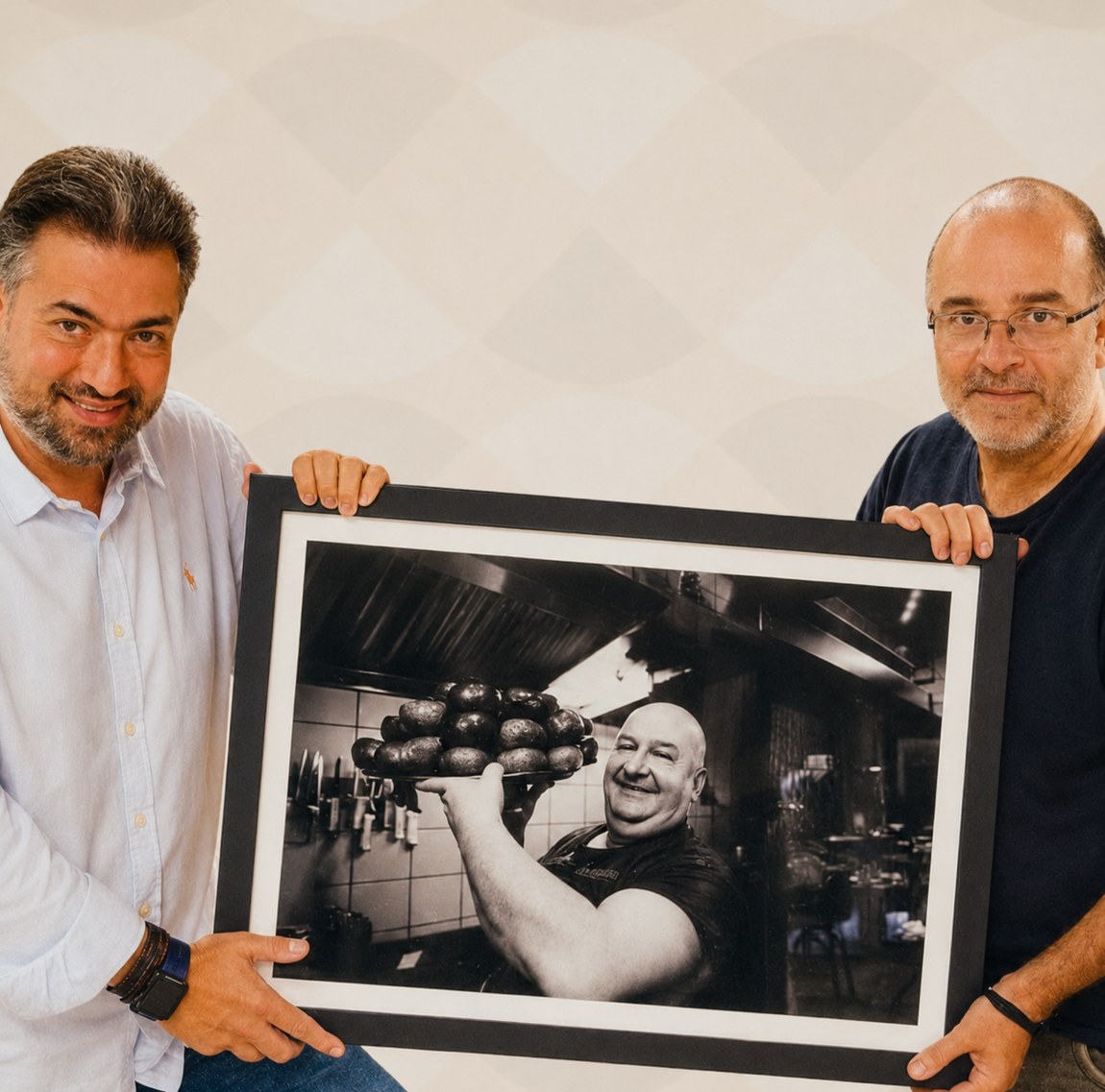 Fábio e Fernando, filhos do fundador, segurando uma foto antiga