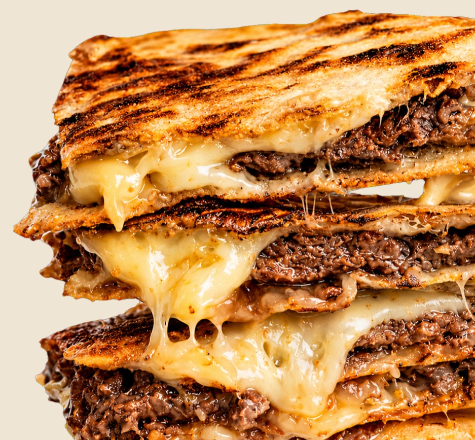 Arais grelhado em camadas, com carne e queijo derretido